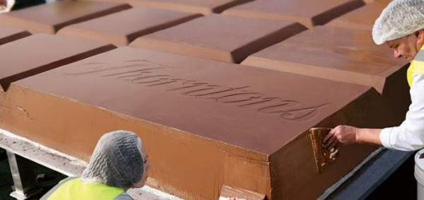 1.Самая большая шоколадка<br />
Британский производитель шоколада Thorntons побил мировой рекорд Книги рекордов Гиннесса, приготовив самую большую плитку шоколада, весом почти 6 тонн, четыре метра в ширину и четыре метра в длину. Ее продемонстрировали на 100-летие компании, и рекордная шоколадная плитка получилась эквивалентом 75 тысяч обычных шоколадок Thorntons. До этого рекордсменом была армянская кондитерская фабрика Grand Candy, которая по случаю 10-летия деятельности установила мировой рекорд, изготовив самую большую шоколадную плитку весом 4,41 тонны. Плитку готовили в течение 4 дней, ее длина составляла 5,6 м, ширина — 2,75 м, а высота 25 см. До них аналогичный рекорд принадлежал итальянским кондитерам, которые изготовили плитку весом 3,58 тонн.<br />
