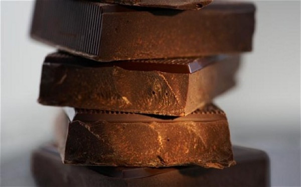 6. Шоколад богат антиоксидантами<br />
Недавние исследования показали, что шоколад содержит флавоноиды. Флавоноиды, содержащиеся в шоколаде, называются флавонолы и процианидины. Они очень полезны для сердца, помогают предотвратить развитие рака. Чем выше содержание какао в шоколадных продуктах, тем больше пользы. Исследования показали, что только черный шоколад способен снизить кровяное давление, причем запивать его молоком не рекомендуется, так как это портит положительный эффект.<br />
