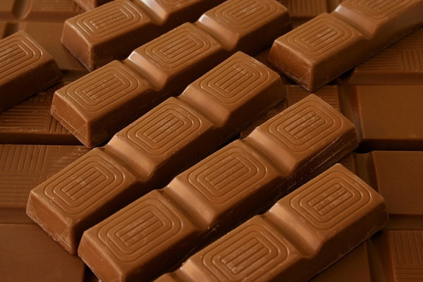 9. Большая часть шоколадных плиток содержит лишь малую долю настоящего шоколада<br />
В некоторых странах не существует стандартов производства темного шоколада, а только молочного или полусладкого. Более того, в разных странах могут быть совершенно разные стандарты, именно поэтому шоколад, привезенный из разных стран, имеет совершенно разный вкус. Например, в Великобритании шоколадные продукты содержат довольно большой процент тертого какао. В США молочный шоколад содержит всего 10% какао, а полусладкий – 25%. Несмотря на такое небольшое содержание какао, этот ингредиент играет самую важную роль, благодаря ему у шоколада именно такой  вкус. Чем больше тертого какао в изделии, тем более оно горькое. Именно поэтому темный насыщенный шоколад иногда называют горьким шоколадом.<br />
Интересно, что в белом шоколаде вообще нет тертого какао, а только какао масло и другие ингредиенты, основными из которых являются сухое молоко и сахар.<br />

