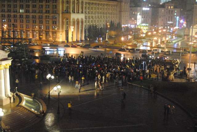 Наиболее многолюдный митинг – в Киеве. На Майдане Независимости, несмотря дождливую погоду, собираются ночевать более тысячи человек. Фото: "Сегодня"/Валентин Вдовиченко