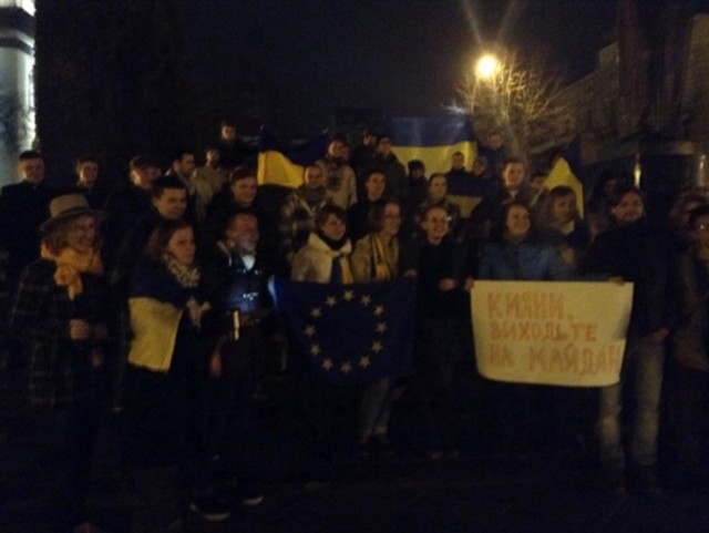 Во Львове возле памятника Шевченко – более сотни молодых людей, их количество постоянно растет. Фото: Twitter