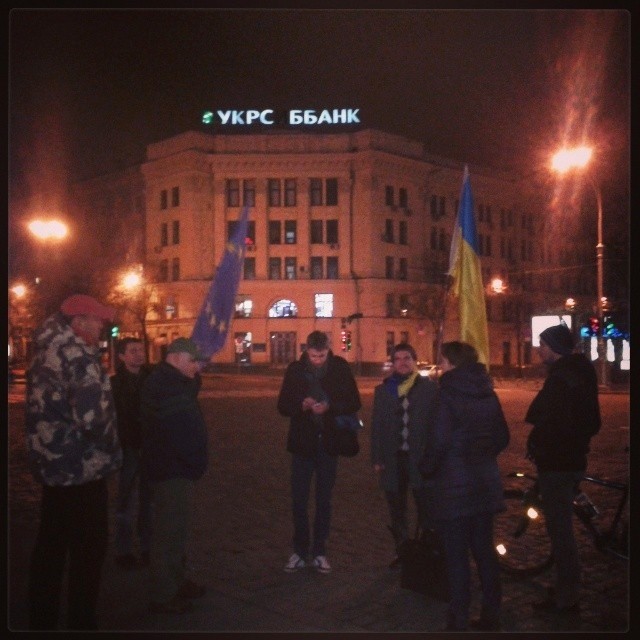 В Харькове на площадь Свободы принесли флаги Украины и ЕС. Фото: Twitter