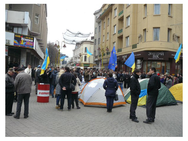 В Ивано-Франковске проходит митинг. Фото: styknews.info