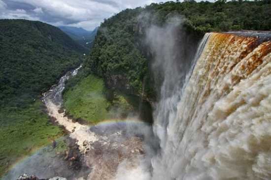 1. Кайетур<br />
Кайетур — водопад, расположенный на реке Потаро в западной Гайане, недалеко от границы с Венесуэлой. Это один из крупнейших водопадов в мире. Высота водопада составляет 226 метров, что означает, что он примерно в 5 раз выше, чем Ниагарский водопад в Северной Америке и в 2 раза выше, чем водопад Виктория в Африке. <br />
Кайетур является не только одним из самых высоких, но и самым мощным водопадом в мире. Каждую секунду он расходует более 1 263 кубических метров воды, что почти в 2 раза больше, чем Ниагара. Водопад расположен в одноимённом национальном парке, который занимает территорию вокруг водопада.  Первым белым человеком, который обнаружил Кайетур, был английский геолог Чарльз Браун. Это произошло 24 апреля 1870 года. Кайетур считается одним из самых красивых и впечатляющих водопадов в мире.<br />

