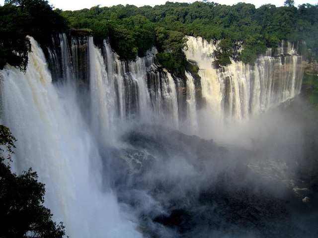 2. Водопад Каландула<br />
Водопад Каландула расположен в Анголе, и его воды — воды реки Лукала, которая протекает в 400 км от ангольской столицы Луанды. Представляет же он собой один из самых больших африканских водопадов, он второй по величине и уступает в первенстве водопаду Виктория, чья высота падения воды — около 104 метров, а ширина гребня на вершине скалы составляет почти километр.<br />
