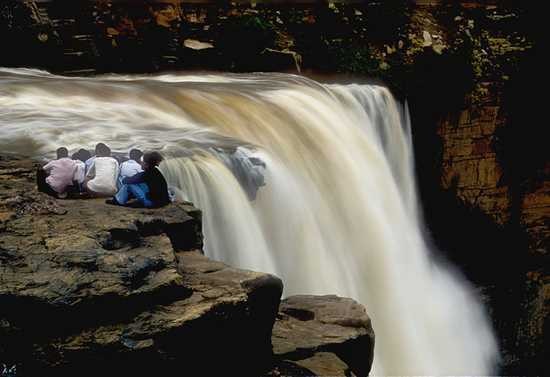 3. Водопады Гокак<br />
Индийский штат Карнатака имеет удивительные водопады, это лучшая область водопадов в Южной Азии. Здесь расположился водопад Гокак, вода которого имеет коричневатый цвет, делая его уникальным. Пропорции водопада внушительны – высота 50 м, а ширина  177 метров. Строительство гидроэлектрической дамбы обуздало поток воды, и в сезон муссонов  водопад разрастается.<br />
