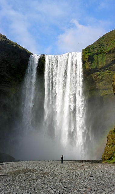 4. Скоугафосс<br />
Скоугафосс  — водопад на реке Скоугау, на юге Исландии, расположенный в утёсах прежней береговой линии близ поселка Скоугар. Водопад является одним из самых известных и посещаемых в стране. Скоугафосс — один из крупнейших и красивейших водопадов в Исландии. Ширина 25 м, высота падения воды 60 м. Из-за большого количества брызг, образуемых водопадом, в солнечные и ясные дни можно наблюдать одиночную, а иногда и двойную радугу.<br />
