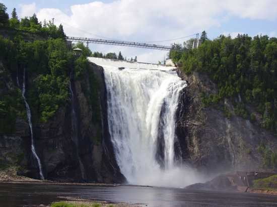 6. Водопад Монморанси<br />
Водопад Монморанси на 30 метров выше, чем легендарный Ниагарский водопад. Вокруг него проложена тропа и деревянные мостки, по которым можно взобраться наверх. С моста над водопадом Монморанси открывается великолепный вид на Квебек, а также реку Святого Лаврентия. Вокруг водопада проложены специальные тропы, по которым можно подняться наверх, к мосту над срывающейся со скалы водой. Водопад является одной из главных достопримечательностей Квебека, да и Канады в целом. А особенную гордость жители Квебека испытывают от того, что их 84-метровый Монморанси выше знаменитого Ниагарского водопада.<br />
