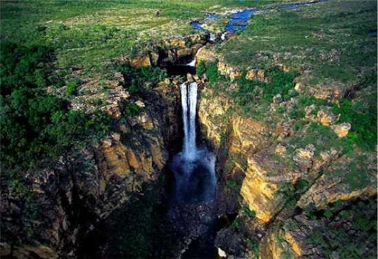 8. Водопад Джим-Джим<br />
Водопад Джим-Джим – один из наиболее живописных в Австралии. Вода низвергается вниз со скалы высотой 200 метров и особенно красиво смотрится во время сезона дождей. Ландшафт, окружающий водопад, всегда вызывает восторг прибывших сюда туристов. Спрятанный в глубоком каньоне, он является одним из самых выразительных водопадов страны.<br />
Водопад Джим-Джим располагается на территории национального парка Какаду, и стоит на первом месте в списке всех его достопримечательностей. Посетить его можно только во время сухого сезона, как правило, с июня до ноября. В это время года поток воды через водопад существенно уменьшается, а иногда река и вовсе пересыхает. Но, даже когда вода течет тонкой струйкой, прекрасная панорама глубокого каньона всегда представляет собой внушительное зрелище. Глубокий, с чистой водой водоем выглядит как настоящий бриллиант у подножия водопада. Скалы высотой 150 метров и растущие на них деревья ясно отражаются на поверхности воды.<br />
