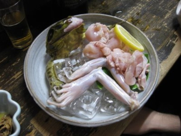 3. Сашими из лягушки<br />
Для этого блюда на кухне в Японии держат лягушку, пока кто-то не закажет сашими с ней – в этот момент лягушку достают и разрезают на холодной тарелке. Из нее извлекают некоторые части, используемые в сашими, а из остальной лягушки готовят суп. Блюдо содержит также все еще бьющееся сердце лягушки.<br />
