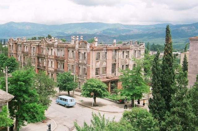 1994 год. Здание областной прокуратуры после войны... Фото: А. Ерамишян