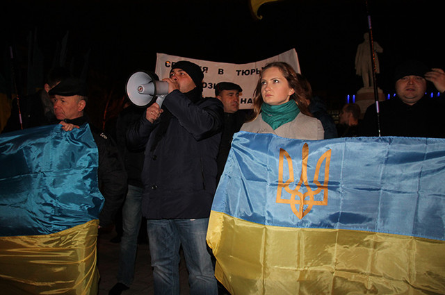 Примерно 150 жителей Донецка вышли на митинг в центр города. Фото: ostro.org