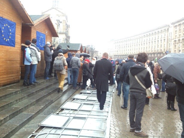 Активисты снесли металлический забор на Майдане. Фото: Лихицкая Т., Сегодня.ua