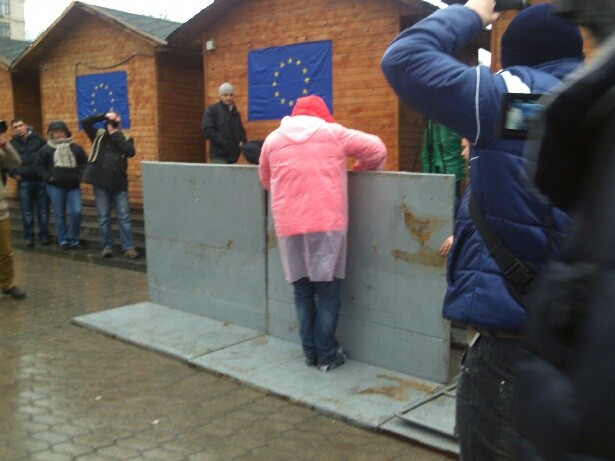 Активисты снесли металлический забор на Майдане. Фото: Лихицкая Т., Сегодня.ua