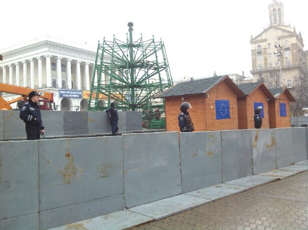 На Майдане восстановили разрушенный активистами забор. Фото: Лихицкая Т., Сегодня.ua