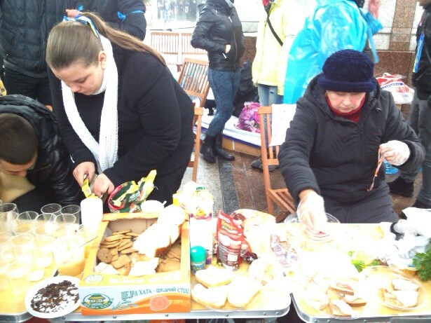 Активистов начали кормить и поить чаем. Фото: Лихицкая Т., Сегодня.ua