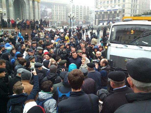 Подозрительный грузовик, приехавший на Майдан, напугал активистов. Фото: Лихицкая Т., Сегодня.ua