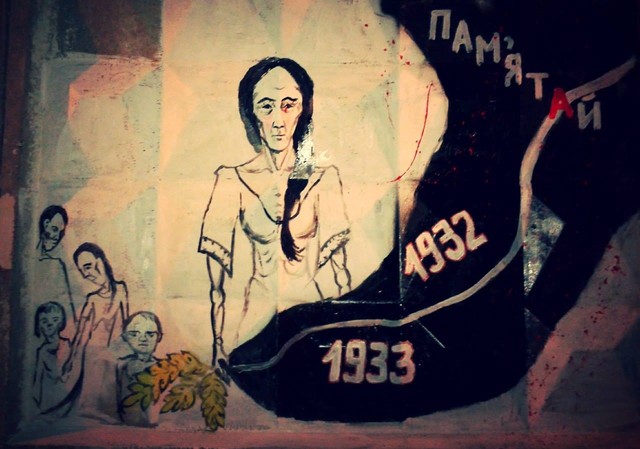 В Киеве появились уличные картины о Голодоморе. Фото: Тамара Шевчук