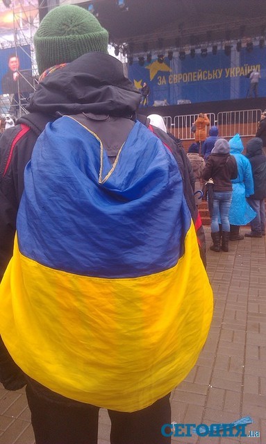 В Киеве собирают подписи за евроинтеграцию. Фото: Олег Апостолов, Сегодня.ua