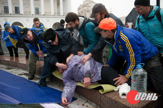 Киевский милиционер спас участника Евромайдана, которому стало плохо. Фото: День