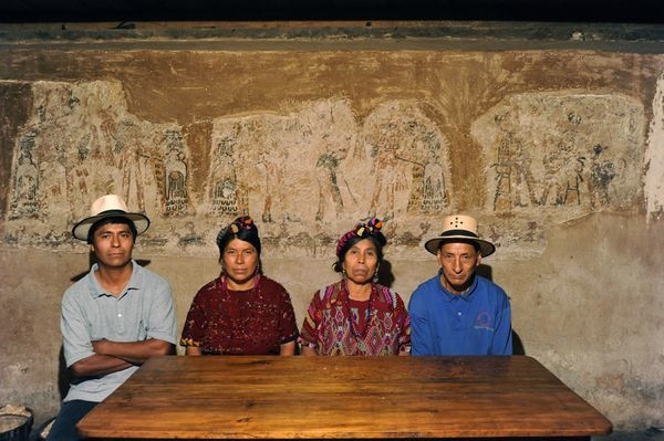 4. Фрески майя в Гватемале <br />
Семья из Гватемалы нашла у себя на кухне фрески культуры майя. Дом Лукаса Асикона Рамиреза расположен в небольшом городке Чаджул. Зданию примерно 300 лет. Археологи так и не выяснили, кому принадлежал этот дом сразу после строительства, однако похоже на то, что этот человек был весьма влиятельным. Изображения были нарисованы на самых старых слоях стены и относятся к периоду завоевания Гватемалы испанцами. Стиль фресок напоминает стиль изображений, которые создавались в этом районе в 17-18-х веках. Учитывая то, что в этом помещении люди готовили пищу, фрески сохранились достаточно хорошо.