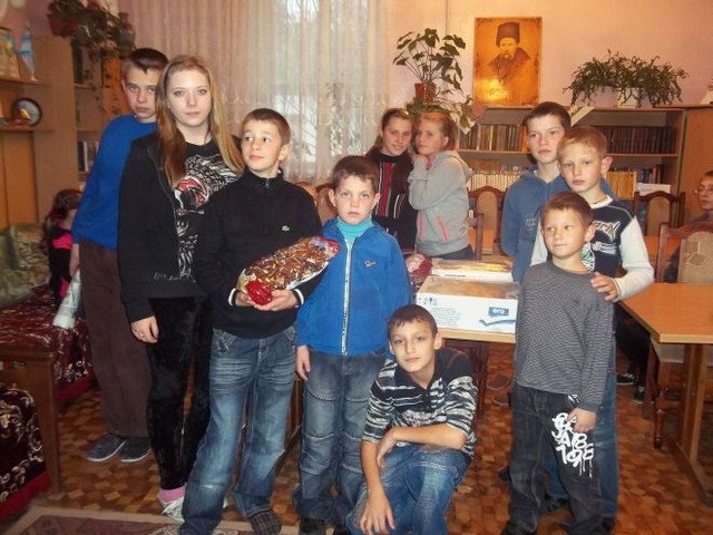 Ребята из Севастопольского детского дома №1 хотят быть не хуже всех и очень любят футбол.