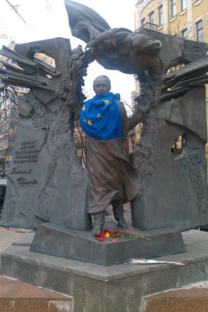 Памятники украсили флагом ЕС. Фото: Відсіч | Фото: Юрий Кузнецов