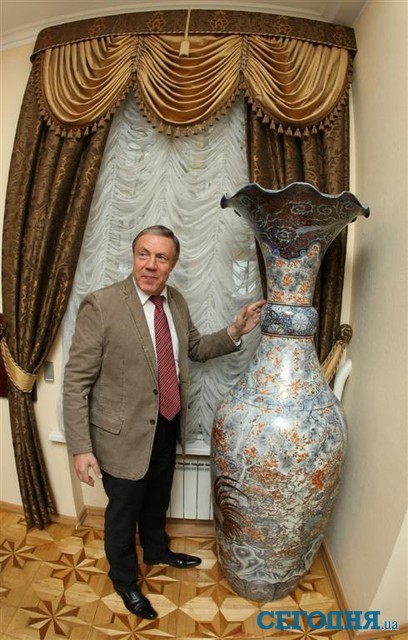 Гендиректор с антикварной вазой. Подарок от Китая зятю Хрущева | Фото: Александр Яремчук