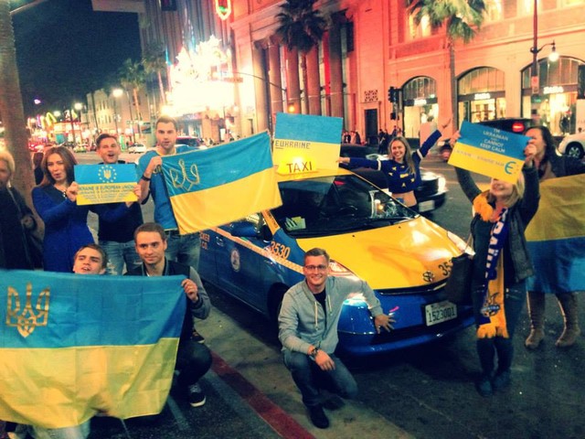 Украинцы устроили Евромайдан в Лос-Анжелесе. Фото: facebook.com/losangeleseuromaidan