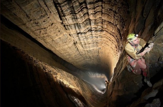 1. Пещера Крубера-Воронья<br />
Крубера-Воронья — глубочайшая пещера мира (глубина 2196 м), расположена в горном массиве Арабика в Абхазии. Вход в пещеру расположен на высоте около 2250 м над уровнем моря в урочище Орто-Балаган. Карстовая пещера субвертикального типа, представляет собой череду колодцев, соединённых между собой перелазами и галереями. Самые глубокие отвесы: 115, 110, 152 м. Начиная с глубины 1300 м, основная ветвь разветвляется на множество других ветвей. В донной части известно более 8 сифонов (расположены на глубинах от 1400 до 2144 м). Пещера находится в известняковой толще, причём донная часть от глубины 1600 м заложена в известняках чёрного цвета. Водами пещеры Крубера-Воронья питается самая короткая река в мире — Репруа. Первой женщиной, достигшей глубины 2140 метров, стала Сауле Панкене из Литвы.<br />
