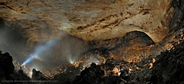 2. Пещера Лубанг Насиб Багус<br />
Лубанг Насиб Багус--пещера, расположенная на острове Борнео, в Малайзии, штат Саравак. Пещера имеет самый большой по площади в мире грот, из известных на сегодня в естественных пещерах. Она состоит из километровой галереи, приводящей в очень большой пещерный зал. Лубанг Насиб Багус знаменита своим гротом Саравак – самым большим пещерным гротом в мире. Она расположена в национальном парке Гунунг Мулу на Борнео. Её высота составляет 100 метров, а размеры равны 700 на 400 метров. Грот настолько велик, что вдоль его длины могут поместиться восемь больших реактивных самолётов, и он также может служить гаражом на 7 500 автобусов. Все гроты Пещеры были образованы проточной водой примерно пять миллионов лет назад. Среди других гротов Лубанг Насиба можно выделить Пещеру Ветров и Грот Счастья. <br />
