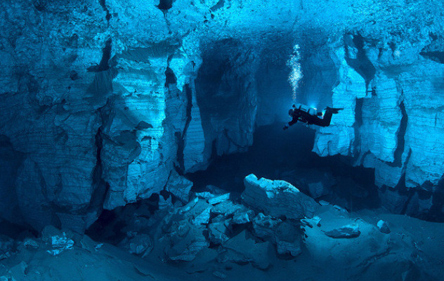 6. Ординская пещера<br />
Ординская пещера – самая длинная подводная пещера в России, и единственная известная в мире подводная гипсовая пещера. Её длина составляет почти 5 километров. Вода в пещере настолько чистая, что аквалангисты могут видеть примерно на 45 метров вперёд. В пещере также нет никаких течений. <br />
Пещера Орда это не то место, где вы бы хотели потеряться. Учёные до сих пор находят там маленькие ответвления и гроты, отходящие от главной пещеры.  Любая поверхность пещеры может легко обломаться при прикосновении. В декабре 2012 года дайвер из Ижевска Владимир Федоров установил в Ординской пещере экстремальный рекорд, проплыв по подводной галерее на одной задержке дыхания 100 метров.<br />
