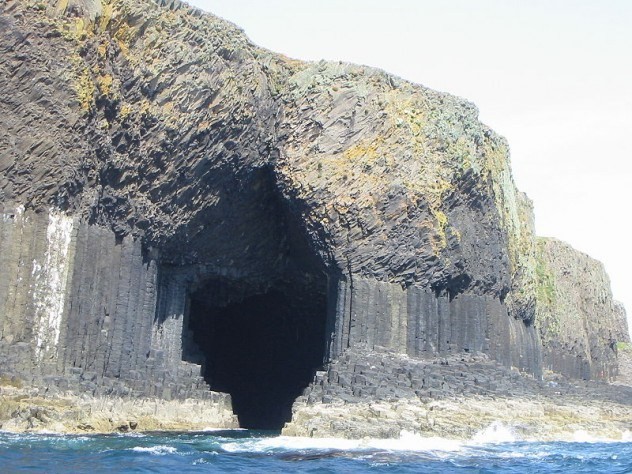 9. Фингалова пещера<br />
Фингалова пещера— прославленная морская пещера, вымытая в скале морской водой, на острове Стаффа, входящем в группу Внутренних Гебридских островов. Стены составлены из вертикальных шестигранных базальтовых колонн глубиной 69 метров и высотой 20 метров. Входит в состав одноимённого шотландского заповедника.На гэльском языке пещера называется Uamh-Binn, что можно перевести как 