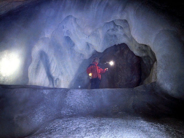 10. Пещера Айсризенвельт<br />
Айсризенвельт — это протяжённая пещера в Тенненгебирге в земле Зальцбург в Австрии. Пещера Айсризенвельт является самой большой ледяной пещерой (то есть пещерой, в которой лёд сохраняется круглый год) в мире. Общая длина пещеры 42 км, глубина — 407 м. Пещера была обследована спелеологом из Зальцбурга по имени Александр фон Мёрк, начиная с 1912 года. В 1914 году, во время Первой Мировой войны он погиб и его прах был помещён в одну из ниш этой пещеры. Сегодня пещера Айсризенвельт — популярное место отдыха. Первые экскурсии в пещере прошли в 1920 году. Сегодня канатная дорога доставляет до 2 500 гостей в день. Пещера Айсризенвельт открыта для посетителей обычно с 1 мая по 26 октября. В зимние месяцы вход в пещеру закрыт из-за лавинной опасности.<br />
