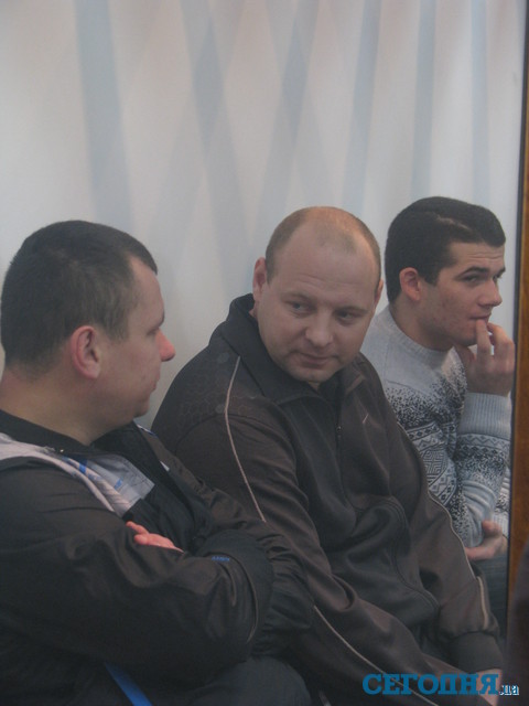 Банда Дрыжака. Подсудимых плотным кольцом окружили милиционеры. Фото: А. Жуков<br />
