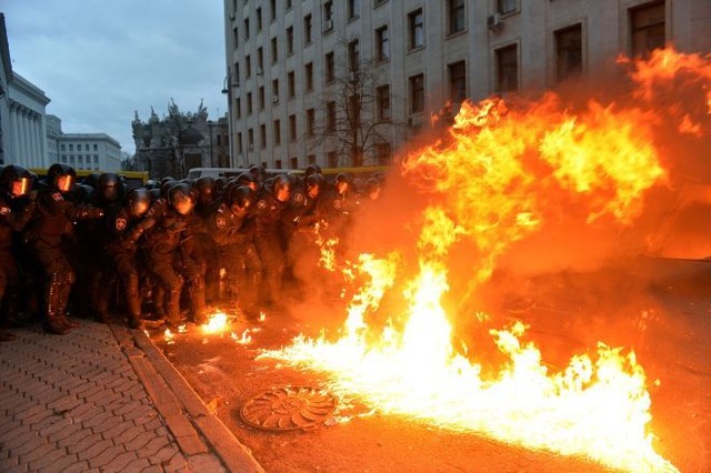 Штурм. Под Администрацией президента бросали дымовые шашки, камни и взрывпакеты. Фото: AFP
