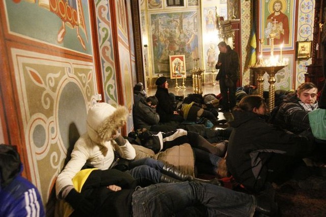 В монастыре. Митингующие грелись, молились и прятались. Фото: С. Николаев