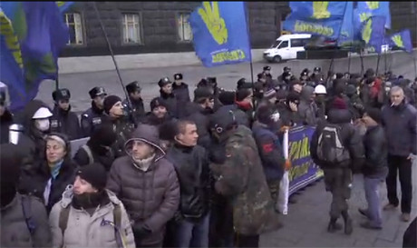 Под Кабмин пришли тысячи протестующих. Фото: Украинская правда
