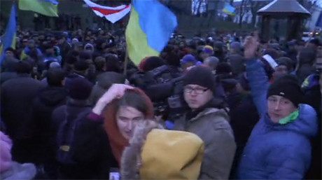 Под Кабмин пришли тысячи протестующих. Фото: Украинская правда
