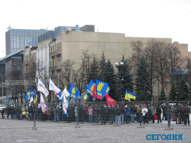 Во время внеочередной сессии проводили митинг. Фото: А. Макаренко