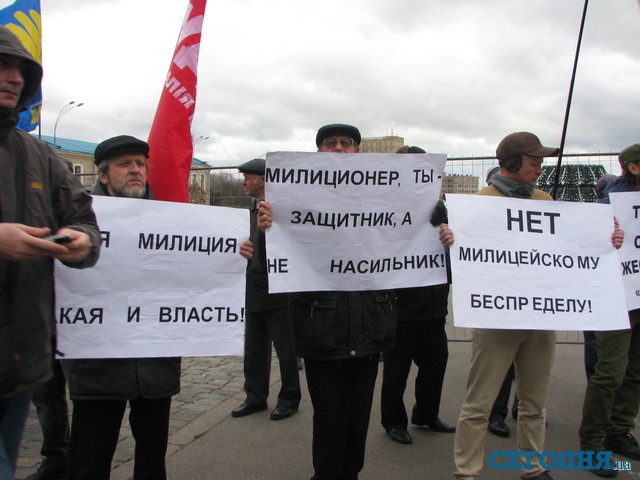 Во время внеочередной сессии проводили митинг. Фото: А. Макаренко