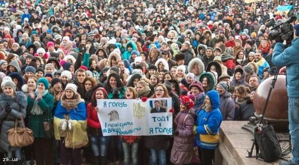 ТЕРНОПОЛЬ<br /><br />
В Тернополе сегодня проходит 15-тысячный митинг сторонников Евромайдана. На митинге – люди разного возраста. Молодежь ходит по городу с национальными флагами, на некоторых магазинах наклейки: 
