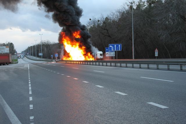 На трассе под Киевом пылал бензовоз и две "легковушки"