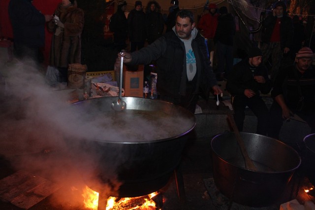 На Евромайдане сварили гигантскую кастрюлю супа на 1000 человек, фото infoaction.com.ua