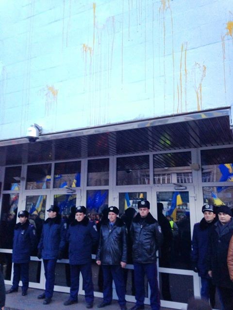 Здание МВД забросали яйцами. Фото: "Фейсбук" А.Аронца
