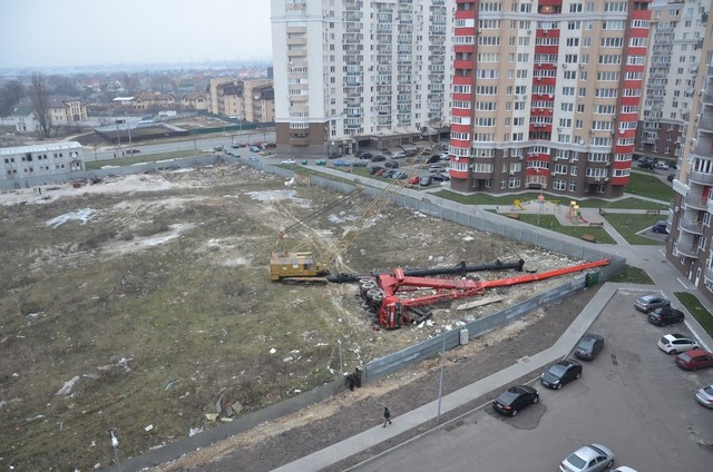 На киевской стройке упал строительный кран. Фото: joinfo.com