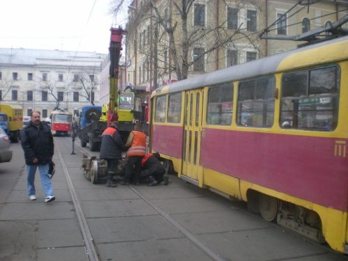 Трамвай чинили прямо на площади. Фото: РБК-Украина