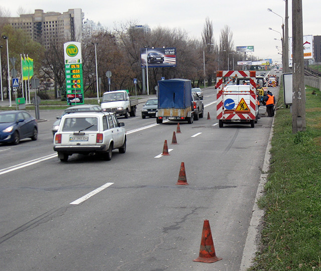 Дорожники заделали ямы на мосту Метро. Фото: Киевавтодор