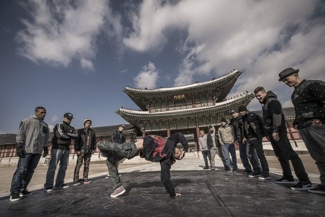 Древность и современность. Бибои размялись в одном из многочисленных дворцов Сеула. Фото Red Bull