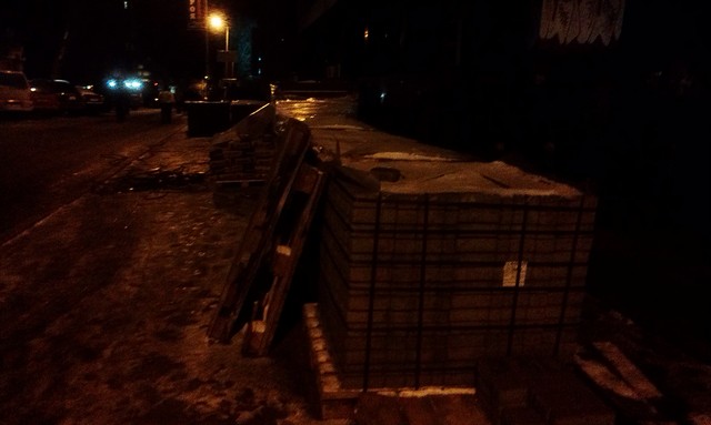 Тротуарную плитку подготовили к работе, фото из соцсетей